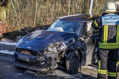 Stuttgart Sued: Schwerer Frontalzusammenstoss zweier PKW